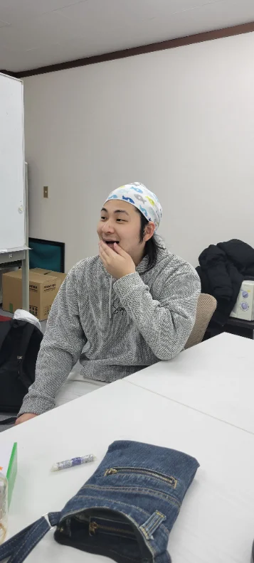 机に向かって話している様子