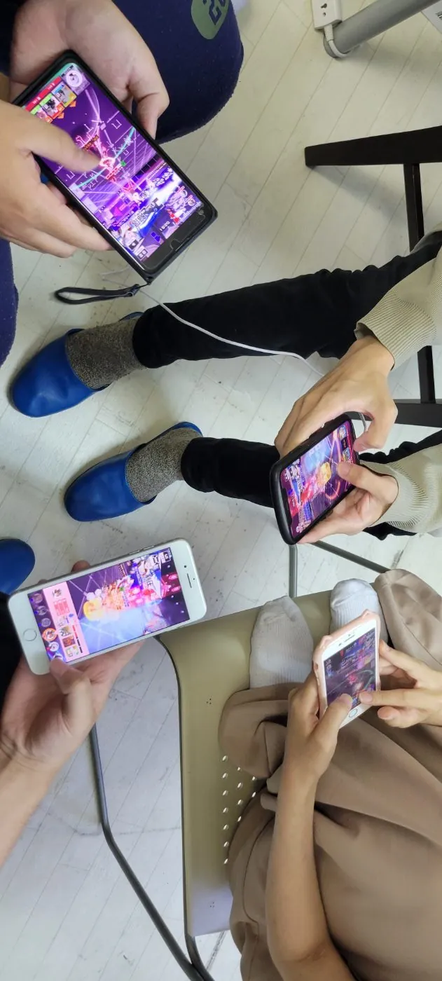 スマートフォンでゲームをしている手元