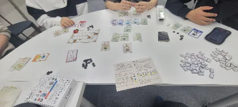 テーブルに広げた言葉のカード
