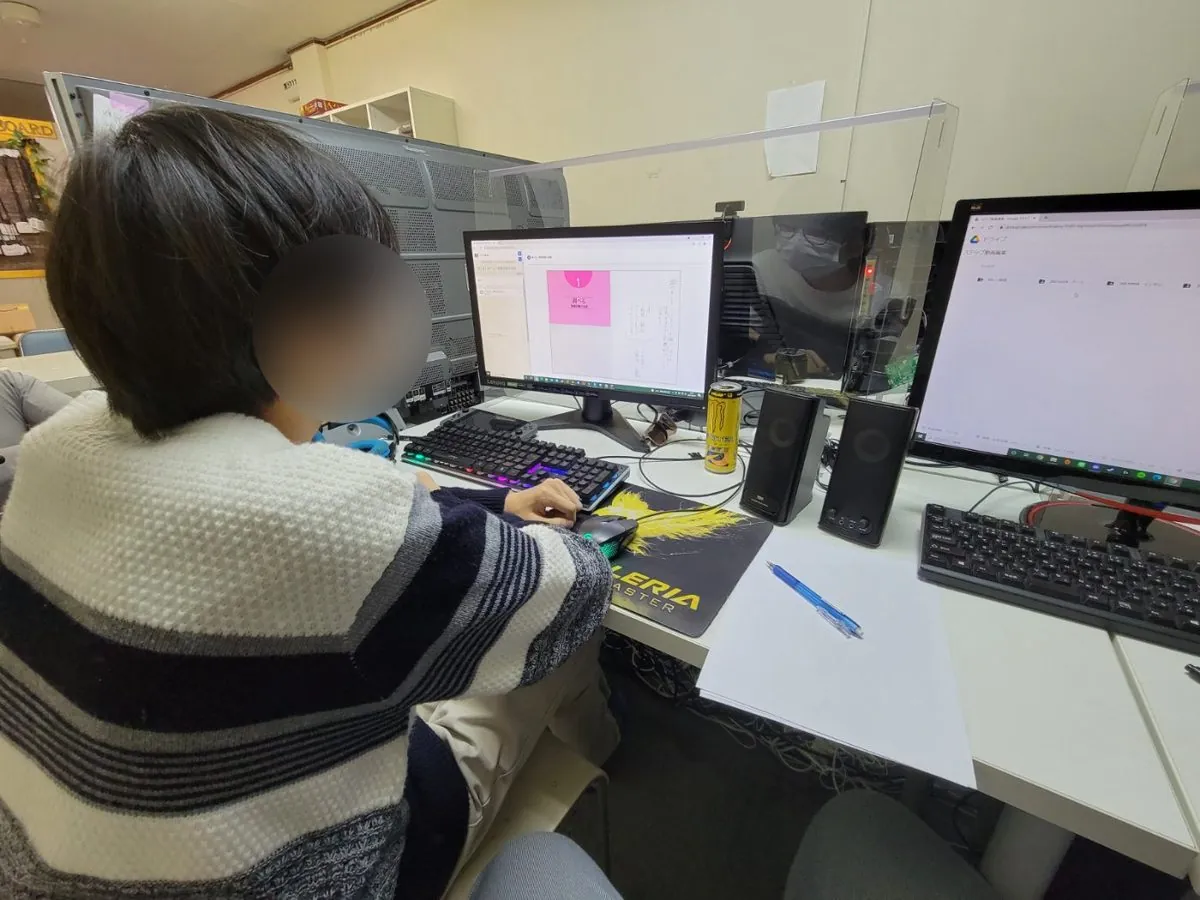 パソコンでレポートに取り組む様子