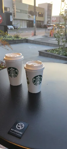 机に置かれた飲み物