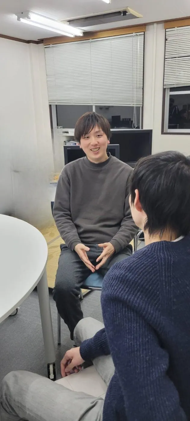 スタッフと生徒が向かい合って話している様子