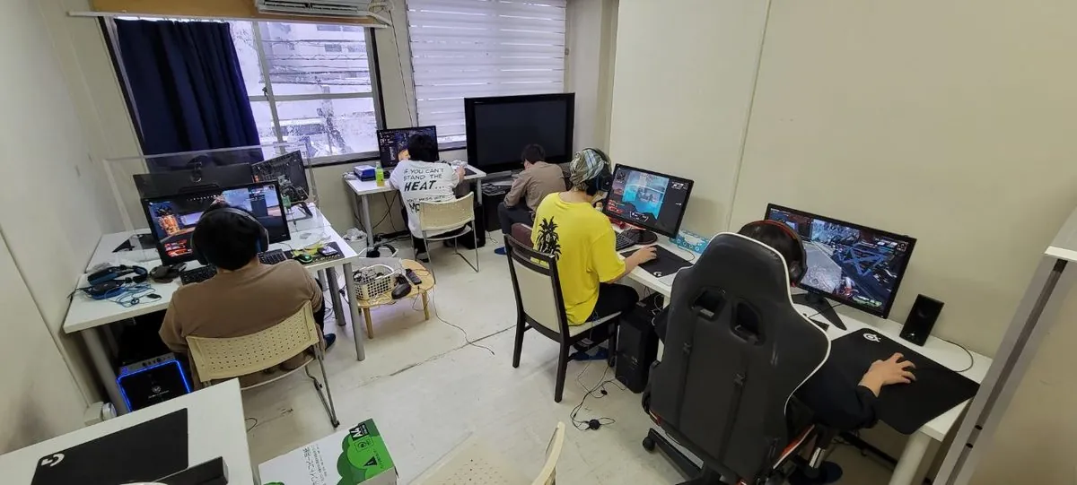 パソコンが並ぶ活動スペース