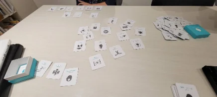 机に広げたカード