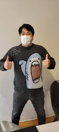 親指を立てているスタッフ