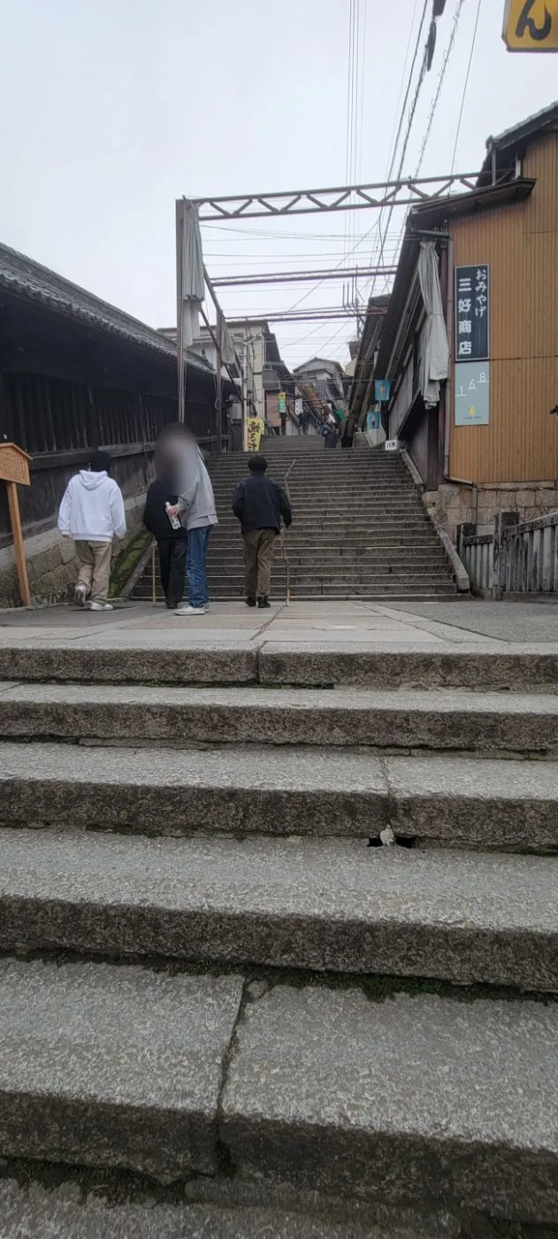 外の階段を歩く人たち
