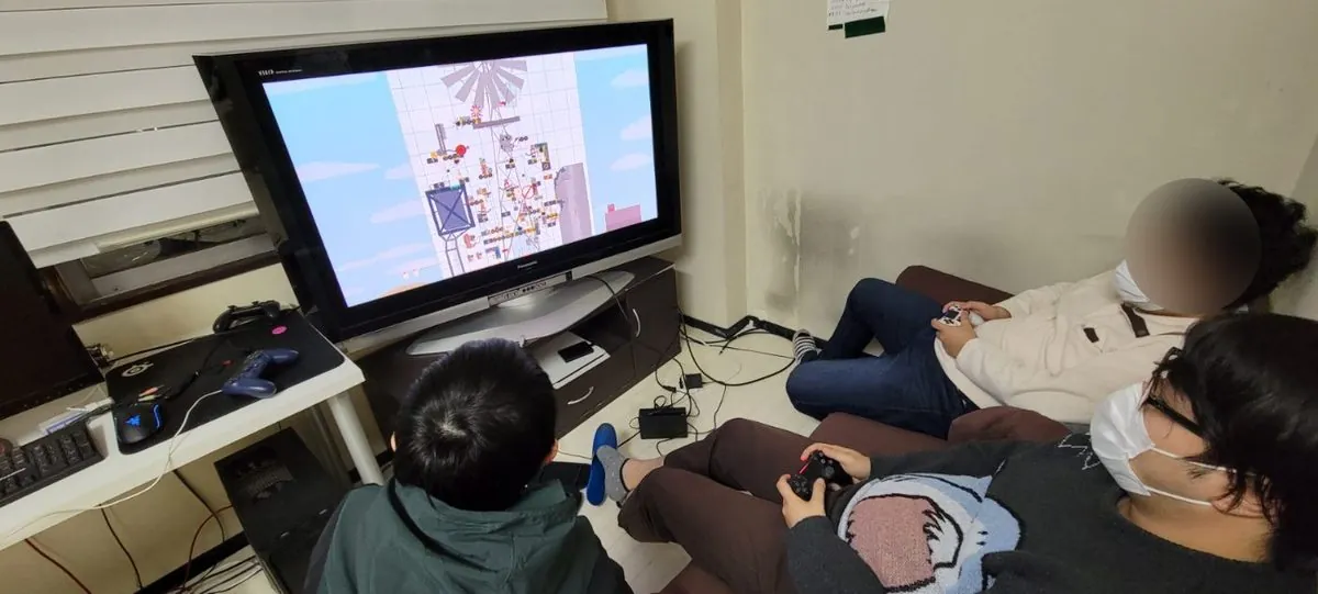 室内で作業している様子