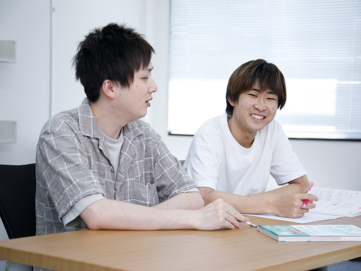 ステップのスタッフと1対1で話している様子