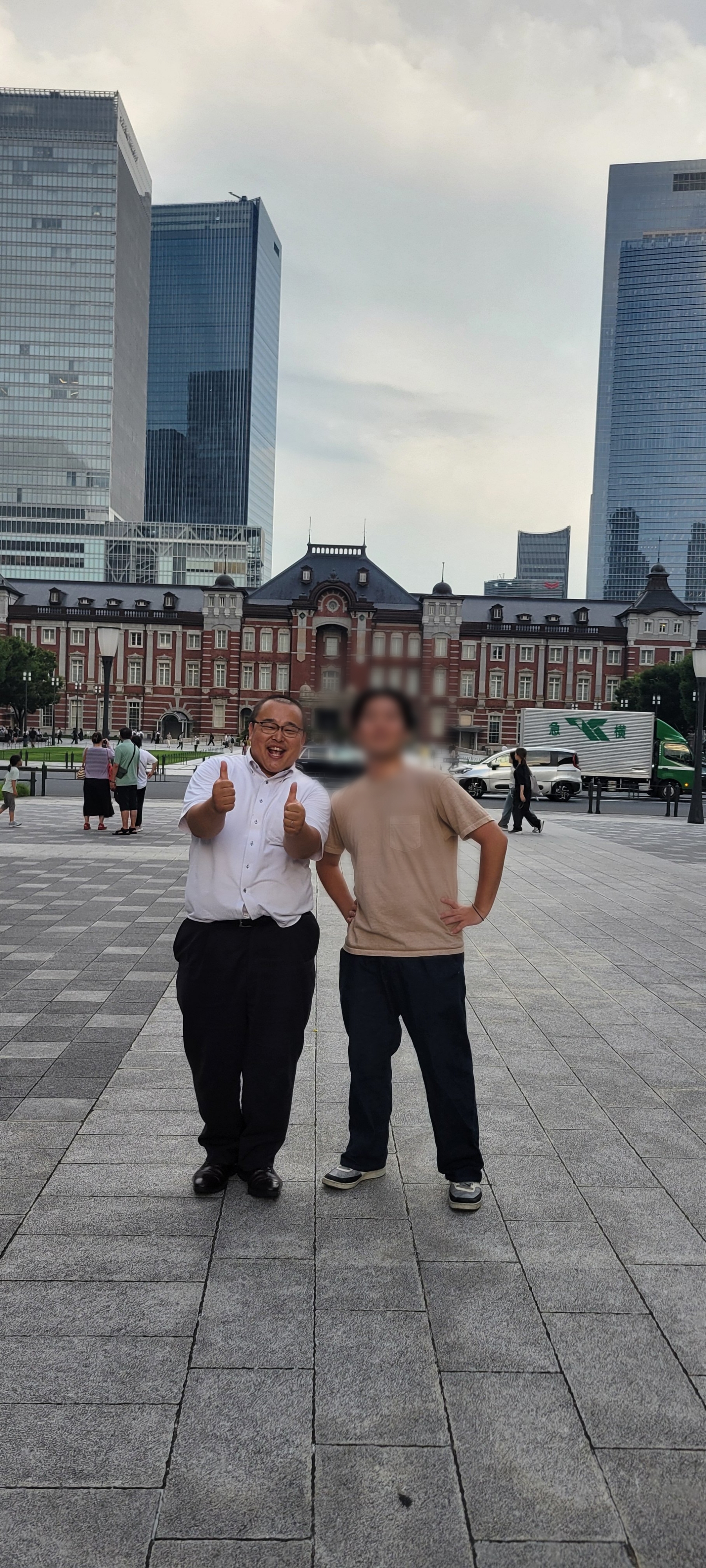 卒業生との再会。東京駅前にて。