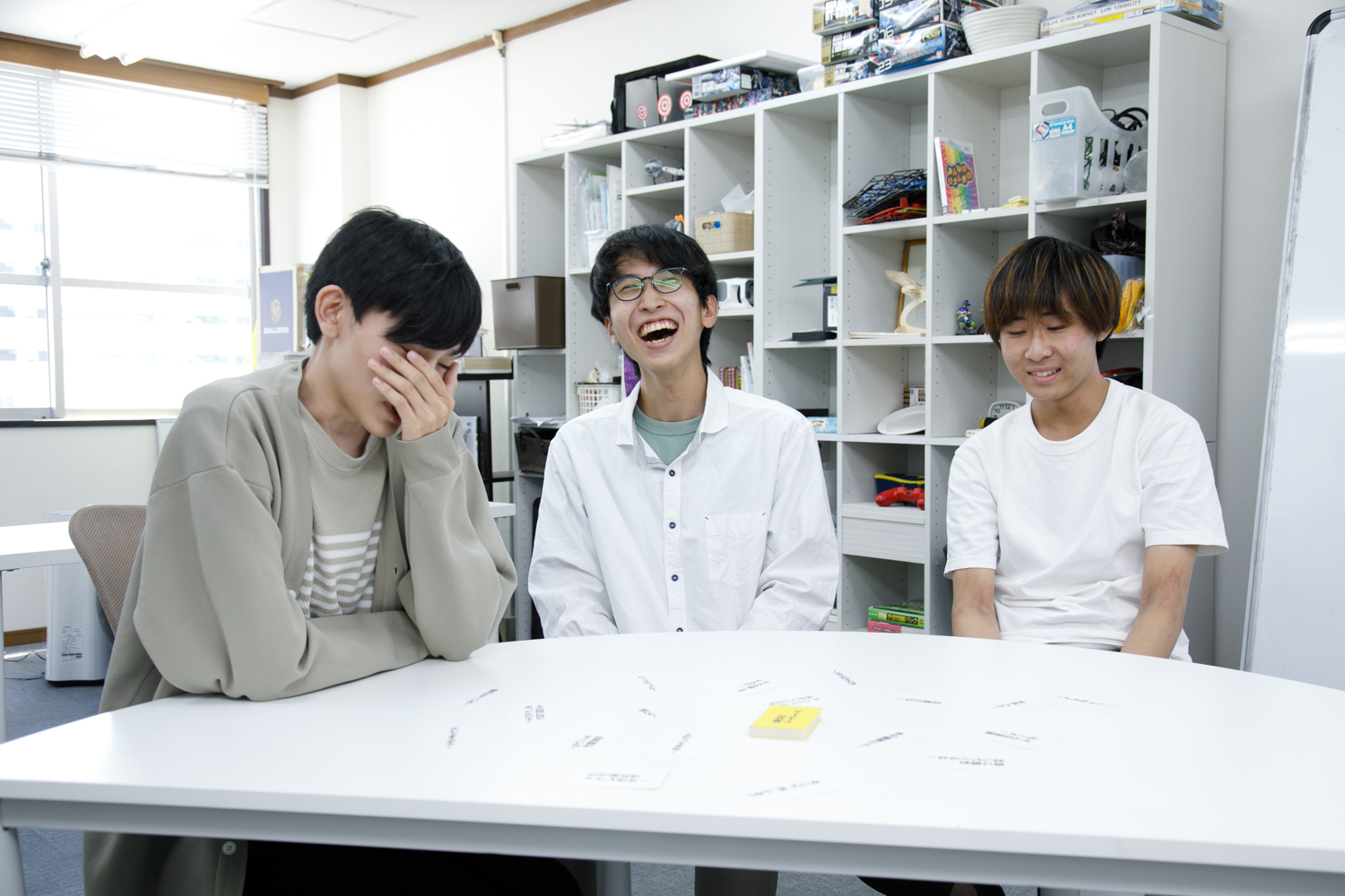 ステップFSでの活動の様子。3人の生徒が笑顔で過ごしています。
