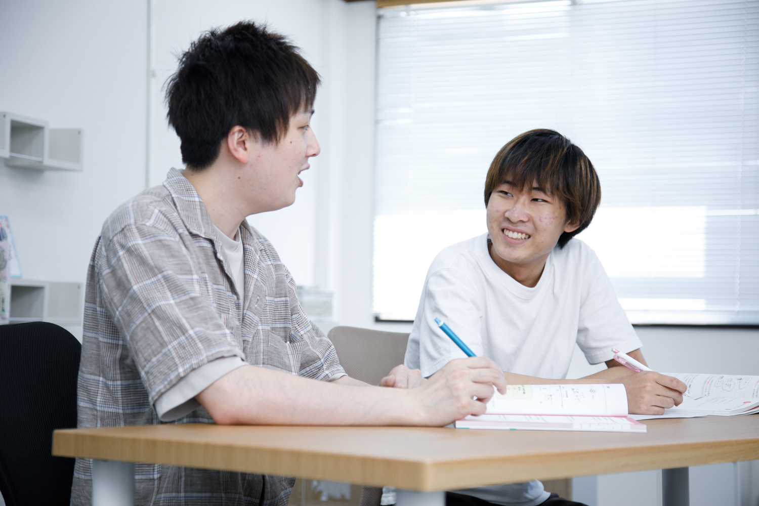 スタッフと生徒が話している様子