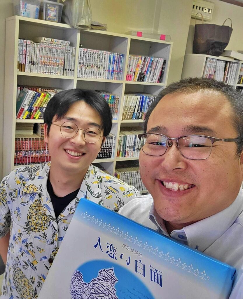 旅行のおみやげを手に遊びに来てくれたKくんと代表の原
